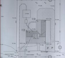 Vue d'ensemble de la maison implanté sur le terrain