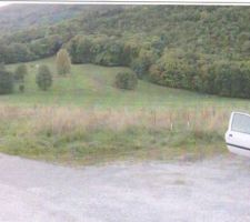 Derri&egrave;re le terrain c'est le d&eacute;but de l'&eacute;pine, la voiture est gar&eacute;e sur la servitude de passage.