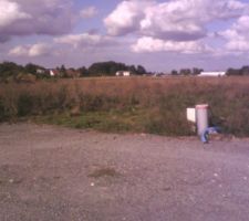 Le terrain, pour l'instant mis &agrave; part une maison de chaque c&ocirc;t&eacute;, il n'y pas grand chose