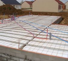 Le conducteur de travaux nous a appelé pour nous dire que la dalle serait coulée dans les prochains jours, il nous a demandé où nous voulions installer la "nourrice" pour le plancher chauffant, on est allé voir par curiosité, je demanderai plus de renseignements au chauffagiste, je n'ai pas tout compris à l'installation