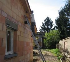 Au bout du pignon , la fin de la première couche de lasure