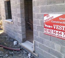 Les portes et fenètres ont leurs tablettes!