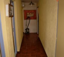 Morceau du couloir deservant la chambre parentale (fond a droite), le bureau (fond a gauche), la chambre de notre fils (apres le petit cadre a gauche)