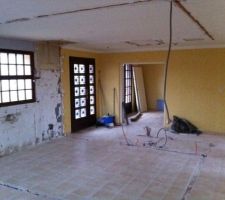 La il y avait la cuisine, au fond la porte d'entrée et le passage vers le salon SAM au fond