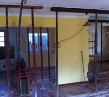 RDC a gauche creation de la longrine pour ancrer le mur qui, à gauche portera l'escalier et a droite les meubles de cuisines