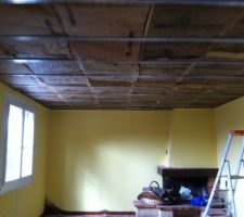 Bon premier contre temps, le maçon est malade, mais le plaquiste etait dispo pour attaquer les doublage. La c'etait l'ancien salon qui va devenir la buanderie, le WC du RDC et mon bureau