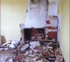 Destruction de la cheminé de l'étage