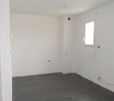 Stratifi&eacute; dans la chambre/bureau du rdc