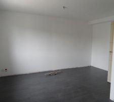 Stratifi&eacute; dans la chambre/bureau du rdc