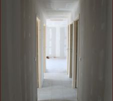 Le couloir avec au fond la salle d'attente