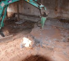 D&eacute;molition de la dalle de 130m2 en 3 jours &agrave; la mini pelle et BRH , surprise :  2 dalles l'une sur l'autre donc environ 50 tonnes de gravats &agrave; &eacute;vacuer.