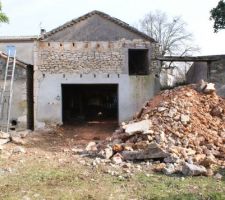 D&eacute;molition de la partie plus r&eacute;cente en brique et parpaings sur la fa&ccedil;ade ouest