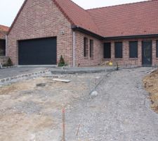 Pose des bordures pour l'allée du garage à la maison