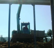 Les voila pres de la maison pour terrasser la terrasse!!!