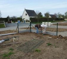 Mise en place de la cloture en paneau rigide avec soubassement béton