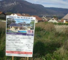 Panneau affiché sur le terrain. Enfin!