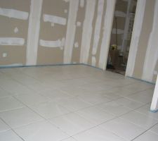 Carrelage posé dans la cuisine.