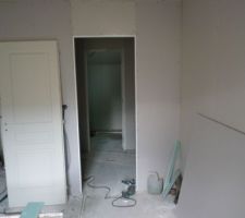 Dressing puis salle de bain vue de la chambre