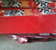 Fa&iuml;ence de la SDB   listel. Au dessus ce sera de la peinture ou du papier peint.