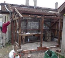 Deconstruction atelier. il ne reste plus que la structure