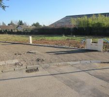 Entr&eacute;e du terrain (face)