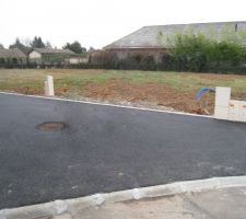 Entr&eacute;e du terrain (face), apr&egrave;s enrobage.