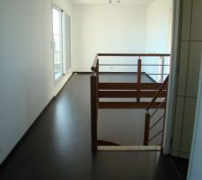 L'étage avec le bureau et l'escalier