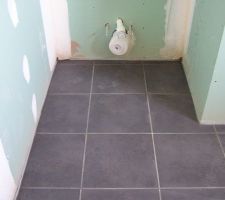 Carrelage sous wc suspendu dans la sdb