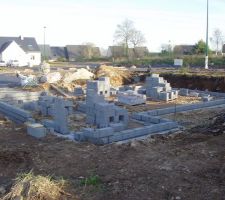 D&eacute;but de la mise en place des parpaings pour le vide sanitaire