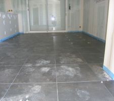 D&eacute;but de la pose du carrelage du c&ocirc;t&eacute; s&eacute;jour-cuisine