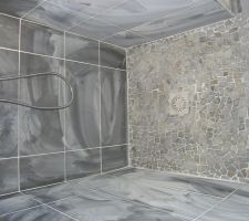 Douche &agrave; l'italienne dans la salle d'eau de la suite parentale.