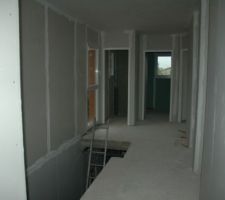 Etage - vue de la lingerie - portes WC et SDB