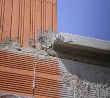 Exemple d'appuis de fenetre abim&eacute; mais pos&eacute;. Reparation en fin de chantier &agrave; la r&eacute;sine