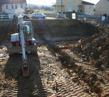 1er coup de pelle et beaucoup de bonheur sachant que la maison commence vraiment &agrave; ce monter.