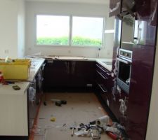 La pose de la cuisine continue