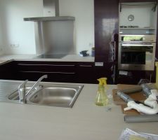 La pose de la cuisine continue