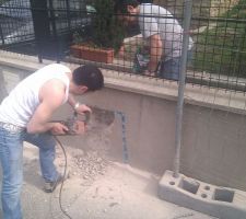 Le mur &eacute;tait plus difficile &agrave; casser que pr&eacute;vu. la cl&ocirc;ture est en b&eacute;ton arm&eacute; (maillage avec de la ferraille et ajout de gravats dont des bouts de meuli&egrave;res)