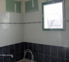 Dans le coin la baignoire baln&eacute;o