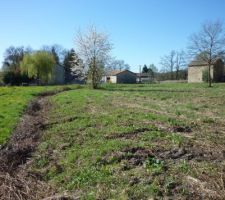 Il faut suivre le foss&eacute; jusqu'&agrave; derri&egrave;re l'arbre en fleur et tirer tout droit jusqu'&agrave; la grange en haut &agrave; droite de la photo.