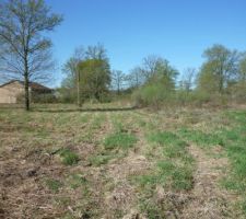 Je suis sur une des bornes du terrain, la limite part tout droit en face de la photo jusqu'au gros arbre (pratiquement au milieu de la photo un peu d&eacute;cal&eacute; &agrave; gauche) ensuite il faut suivre le long de la grange au fond &agrave; gauche .
