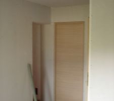 Palier étage chambre en face et toilettes à droite