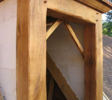 Une lucarne, après traitement fongicide-insecticide et lasure d'imprégnation incolore