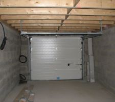 Vue intérieure porte de garage sectionnelle