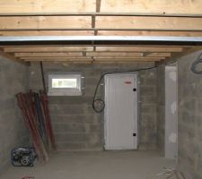 Vue intérieur du garage donnant avec porte donnant sur le jardin et à droite porte donnant sur le petit cellier