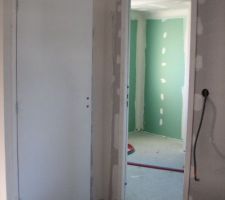 Vue sur future salle de bain et wc, accès direct en haut à gauche de l' escalier