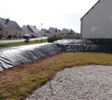 Mise en place de la bâche sur les talus