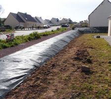 Mise en place de la bâche sur les talus