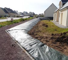 Mise en place de la bâche sur les talus