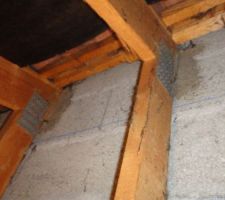 Les demi fermettes sont sell&eacute;es dans le mur de refend.