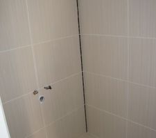 Toilettes principales, cot&eacute; lavabo